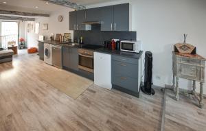 a kitchen with gray cabinets and a counter top at Beautiful Home In L'isle-Sur-La-Sorgue in LʼIsle-sur-la-Sorgue