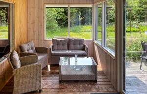 Χώρος καθιστικού στο Lovely Home In Bording With Kitchen