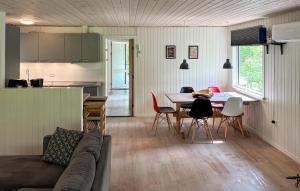 Μια τηλεόραση ή/και κέντρο ψυχαγωγίας στο Lovely Home In Bording With Kitchen