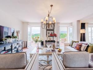 Et tv og/eller underholdning på Villa in Lucca with Pool and Scenic Views