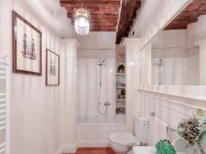 Ένα μπάνιο στο Villa near Lucca with Pizza Oven and Garden +60 φωτογραφίες