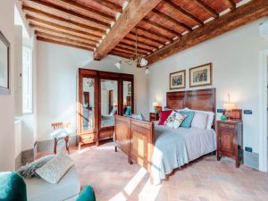 Ένα ή περισσότερα κρεβάτια σε δωμάτιο στο Villa near Lucca with Pizza Oven and Garden