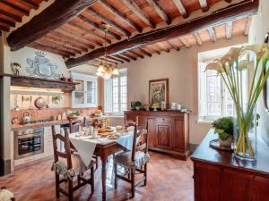 Η κουζίνα ή μικρή κουζίνα στο Villa near Lucca with Pizza Oven and Garden