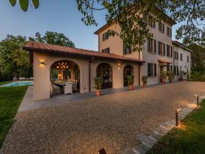 - Vistas al exterior de una casa con patio en Villa in Tuscany near Pisa with Pool, en Orentano