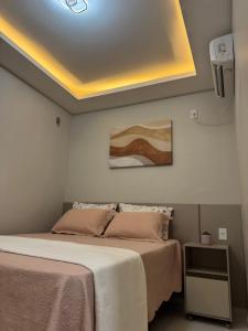 a bedroom with a bed and a yellow ceiling at Belíssimo Apto a 2 km da Litorânea in São Luís
