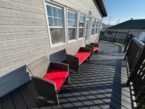 En balkong eller terrasse på Maison vue Fleuve 4 chambres deux pas du traversier !