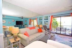 Χώρος καθιστικού στο Jamaica Bay 207B condo