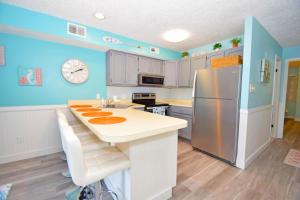 Η κουζίνα ή μικρή κουζίνα στο Jamaica Bay 207B condo +5 φωτογραφίες