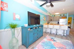 Η κουζίνα ή μικρή κουζίνα στο Jamaica Bay 207B condo