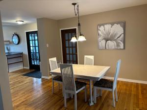 Bilde i galleriet til Maison vue Fleuve 4 chambres deux pas du traversier ! i Saint-Siméon