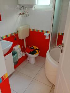 un baño con inodoro y lavabo en Maria Residence 12A Costinesti, en Mangalia