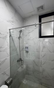 Ένα μπάνιο στο Babah Guesthouse P' Residence Batu Kawa