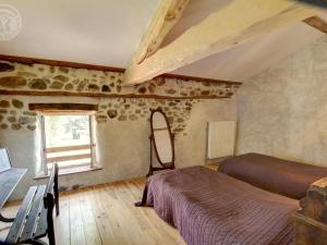 ein Schlafzimmer mit zwei Betten und einem Fenster in der Unterkunft Charmant Gîte pour 4 avec Jardin, Animaux Bienvenus - FR-1-496-191 in Saint-Georges-Haute-Ville