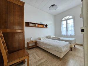 Giường trong phòng chung tại Maison Vendéenne à 250m de la plage, 6 pers., animaux sur demande - FR-1-476-52