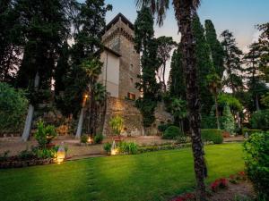 Un jardín frente a un edificio con luces. en Villa in Cetona close to Rome, en Cetona