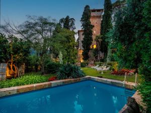 una piscina en el patio de una casa en Villa in Cetona close to Rome, en Cetona