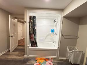 Galeriebild der Unterkunft Luxury Private Home W Kitchen Bath Laundry Gym and Parking in Oakville