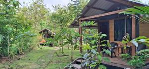 努基Pal Mar的树林中带门廊的房子