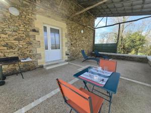 Balkón nebo terasa v ubytování Le petit Nid d'Eugénie - Havre en Campagne, Animaux Bienvenus - FR-1-616-467 + 3 fotografie