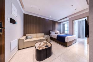 ein Hotelzimmer mit einem Bett und einer Couch in der Unterkunft 岗厦轻居-深圳福田会展中心岗厦地铁站店 in Shenzhen
