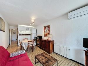 Kuchyňa alebo kuchynka v ubytovaní Appartement Climatisé avec Cabine et Parking Privé, à Deux Pas de la Plage, WiFi Inclus - FR-1-715-7