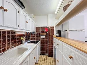 Kuchyňa alebo kuchynka v ubytovaní Appartement Climatisé avec Cabine et Parking Privé, à Deux Pas de la Plage, WiFi Inclus - FR-1-715-7