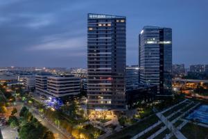 成都成都高新电子科大桔子水晶酒店的夜晚高楼林立的城市天际线
