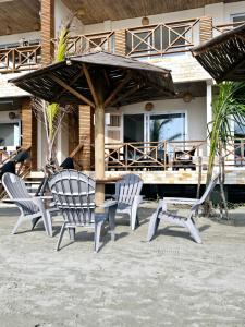 a group of chairs and a table in front of a house at Alma suite, laguna beach in Tolú