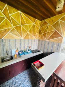 - une cuisine avec un plan de travail, un évier et un comptoir dans l'établissement Dicky Guest House 2 Batu Bolong, à Canggu