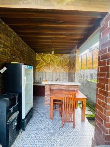 une cuisine avec une table en bois et un réfrigérateur dans l'établissement Dicky Guest House 2 Batu Bolong, à Canggu