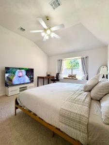 TV a/nebo společenská místnost v ubytování 3BR Cozy Hub Katy - Close to Cypress