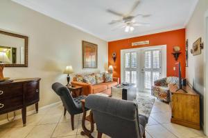 Area soggiorno di Coral Palm by AvantStay Key West Walkable Gated Community Shared Pool