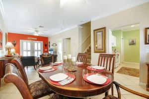 Area soggiorno di Coral Palm by AvantStay Key West Walkable Gated Community Shared Pool