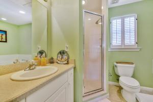 un bagno con lavandino, wc e doccia di Coral Palm by AvantStay Key West Walkable Gated Community Shared Pool a Stock Island