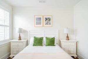 Giường trong phòng chung tại Pearl by AvantStay Idyllic Seaside Getaway w 2 Large Decks Lush Garden +72 ảnh