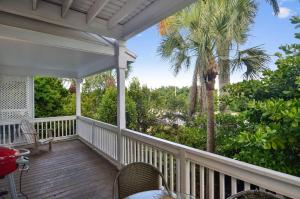 Balkón nebo terasa v ubytování Coral Villa by AvantStay Close 2 DT Key West Shared Pool Patio