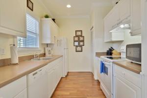 Kuchyň nebo kuchyňský kout v ubytování Coral Villa by AvantStay Close 2 DT Key West Shared Pool Patio