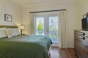 Postel nebo postele na pokoji v ubytování Coral Villa by AvantStay Close 2 DT Key West Shared Pool Patio