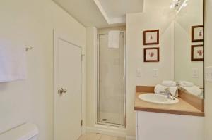 Koupelna v ubytování Coral Villa by AvantStay Close 2 DT Key West Shared Pool Patio