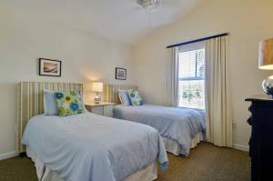 Postel nebo postele na pokoji v ubytování Coral Villa by AvantStay Close 2 DT Key West Shared Pool Patio + 24 fotografií