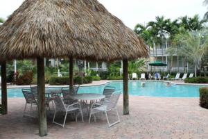 Bazén v ubytování Coral Villa by AvantStay Close 2 DT Key West Shared Pool Patio nebo v jeho okolí
