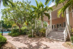 Zahrada ubytování Coral Villa by AvantStay Close 2 DT Key West Shared Pool Patio