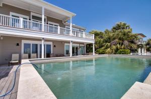 una piscina davanti a una casa di 114 Ocean Boulevard by AvantStay Beachfront Infinity Pool Basketball Court Recently Renovated a Sullivan's Island