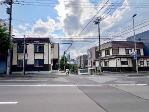 une rue urbaine vide avec des bâtiments au coin de la rue dans l'établissement Lampstand STAY Sapporo B栋 独立整层 3房2卫 可住6人 免费停车 近地铁与商圈, à Sapporo