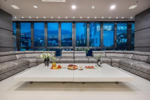 ein Wohnzimmer mit Sofas und einem Tisch mit Essen darauf in der Unterkunft Europa Suites Medellin in Medellín