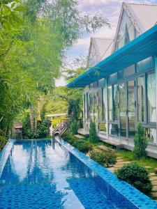 Bazén v ubytování Ninh Hoa Garden nebo v jeho okolí