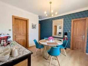 a kitchen and dining room with a table and chairs at Deux chambres avec entrée indépendante, accès à un jardin - FR-1-589-817 in Fraize