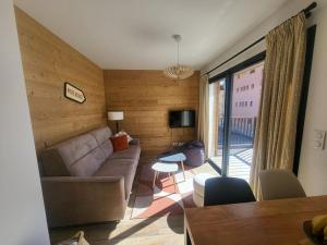 TV a/nebo společenská místnost v ubytování Bel appartement à Montgenèvre avec parking couvert - FR-1-266-251