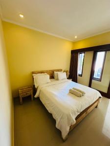 Postel nebo postele na pokoji v ubytování Dicky Guest House Batu Bolong