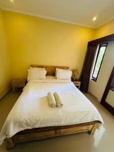 Postel nebo postele na pokoji v ubytování Dicky Guest House Batu Bolong